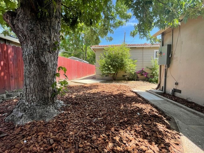 Building Photo - Charming & Unique Fair Oaks Home with Deta...