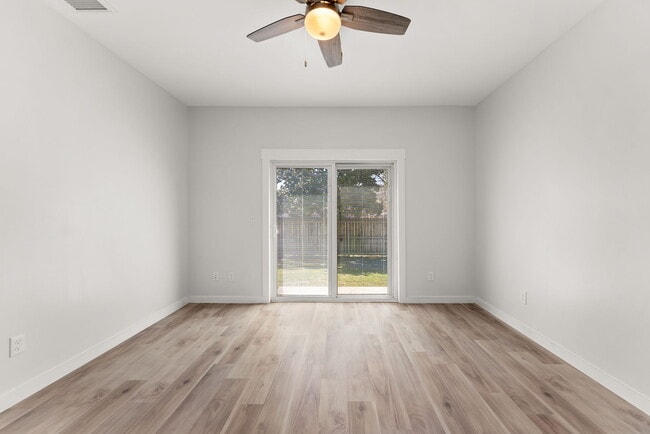 Building Photo - 2566 Oak St