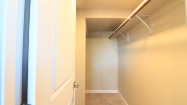 Building Photo - Rare 5/3 home in SE Bend