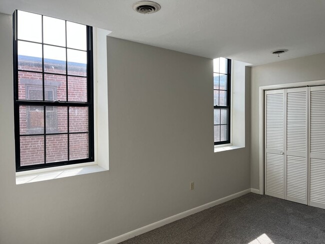 Building Photo - 234 W Clarke Ave