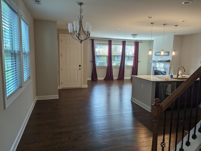 Building Photo - 1008 Cotulla Dr