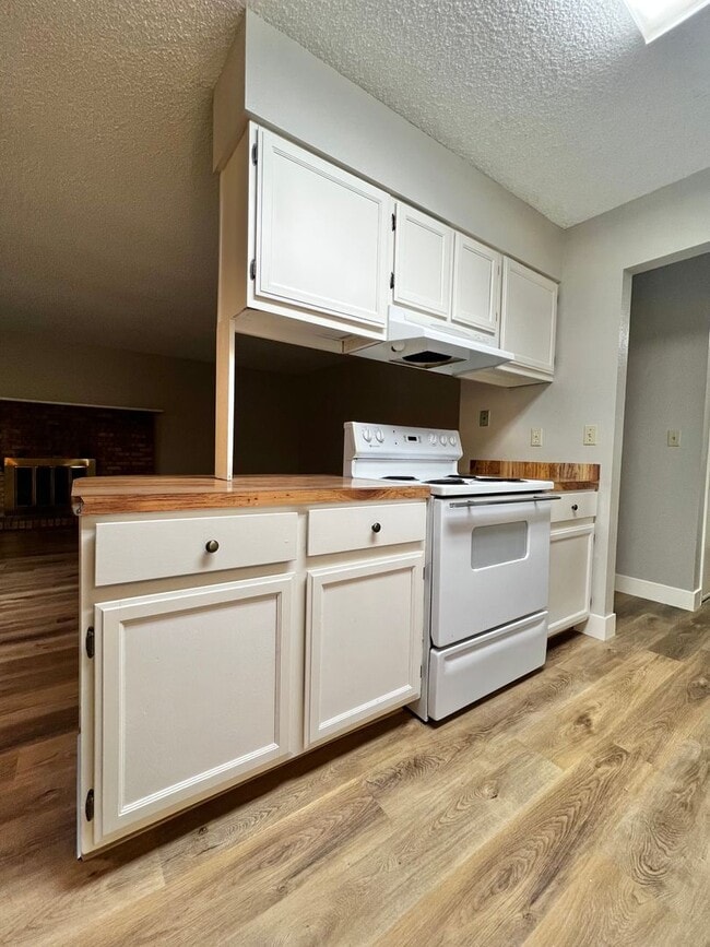 Building Photo - 3 Bedroom 2 Bathroom Ranch Style Home!