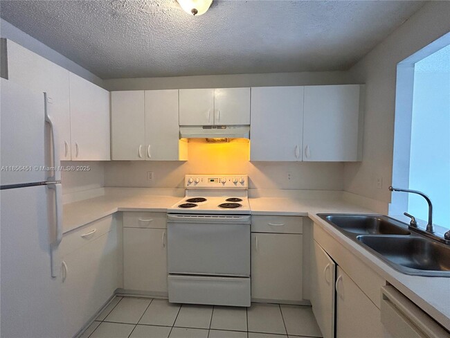 Building Photo - 910 Cypress Way E
