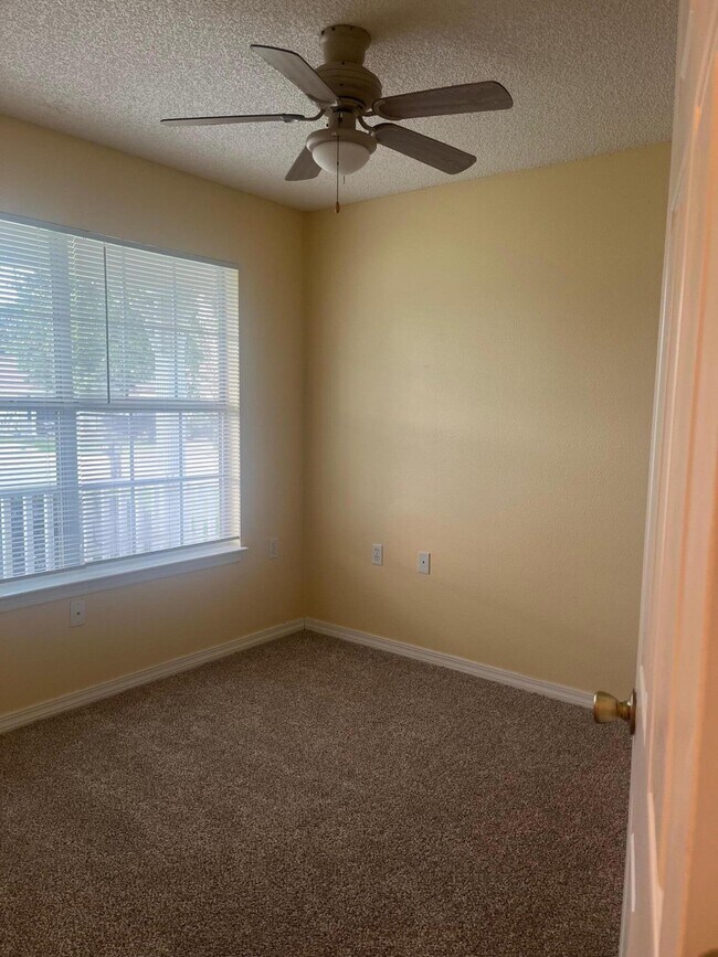 Building Photo - 5575 Meadow Creek Pl