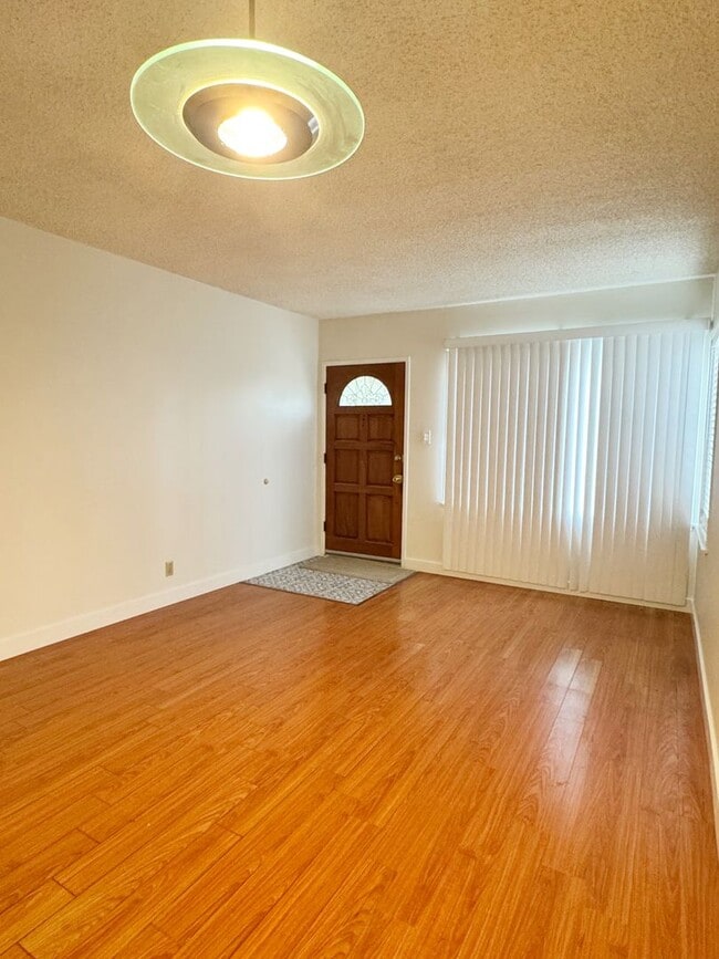 Building Photo - Charming 3-Bedroom Front Home only in Lakewood