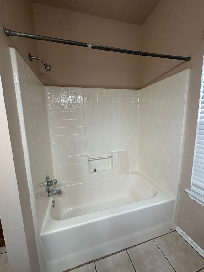 Building Photo - 2504 Thomas Dr