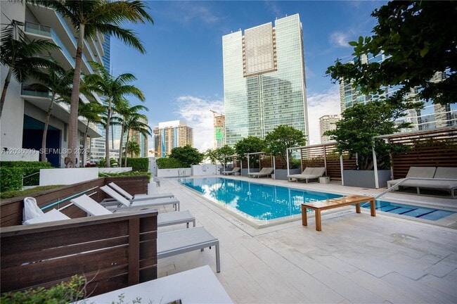 Building Photo - 1300 Brickell Bay Dr