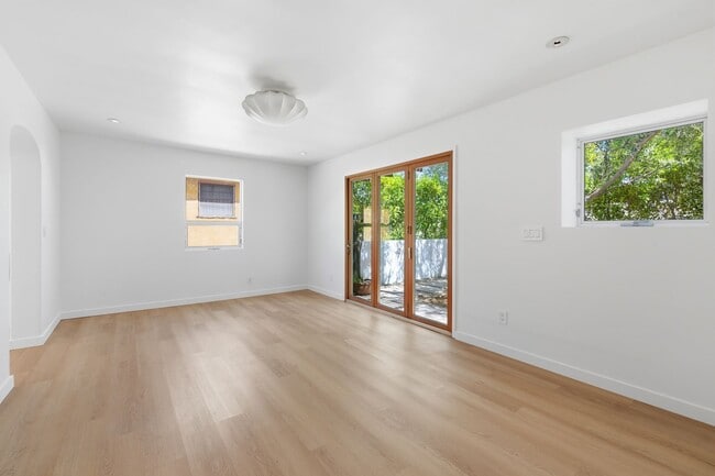 Building Photo - Amazing Del Rey House Available