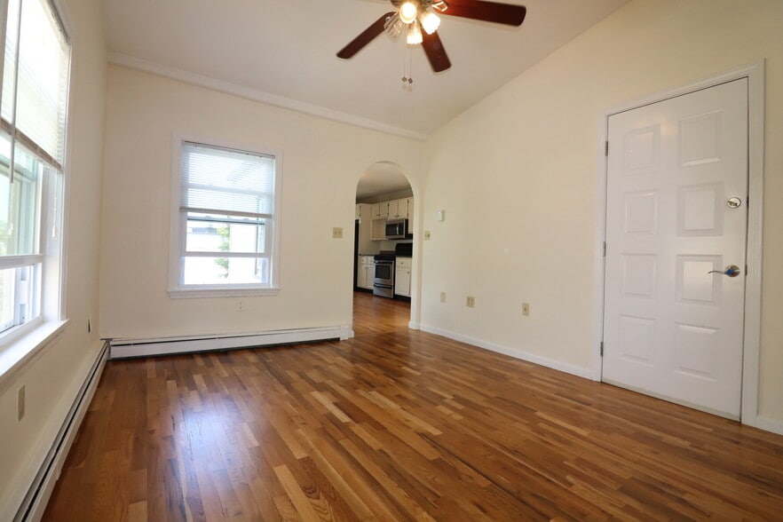 Building Photo - 13 Vinton St