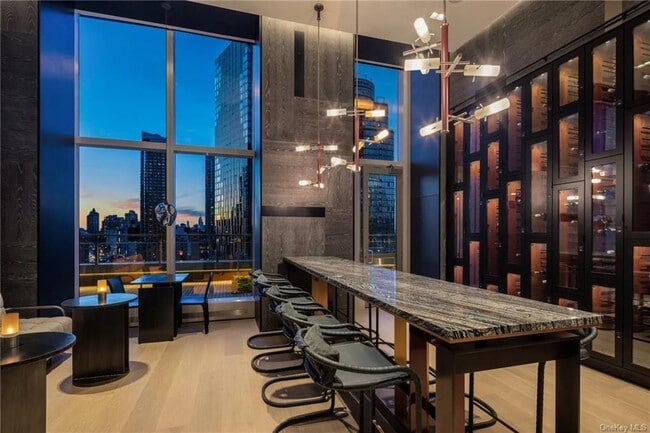 Building Photo - 445 Albee Square W