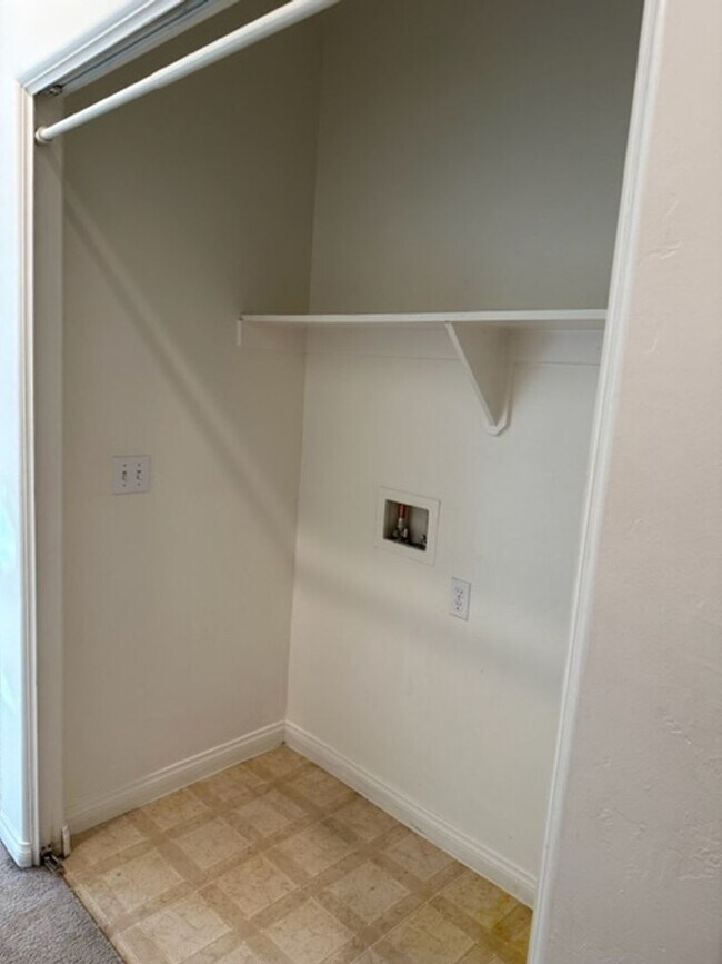 Building Photo - 513 Yellow Meadow Ct