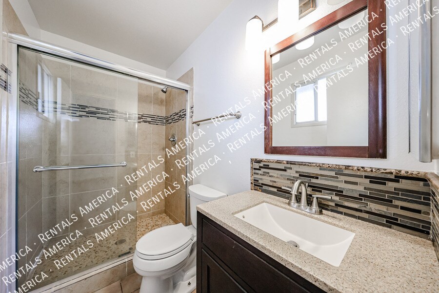 Building Photo - 2156 E Yale Dr