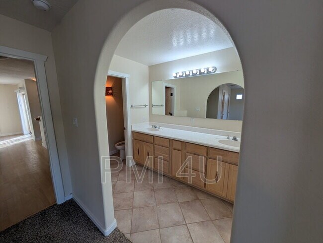 Building Photo - 511 Eugene Ct SE