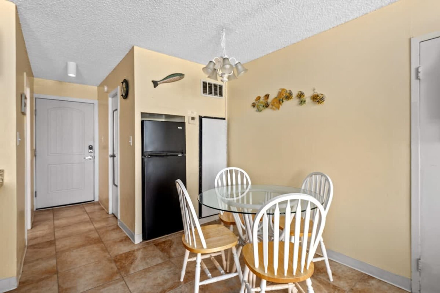Building Photo - 8817 S Thomas Dr