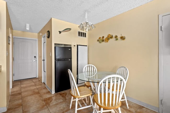 Building Photo - 8817 S Thomas Dr