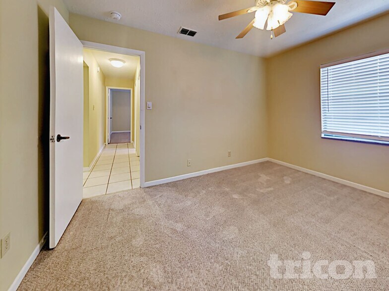 Building Photo - 610 Oakmoss Dr