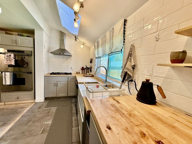 Building Photo - Distinguished 4 bed, 2 bath Bungalow in the Old North End