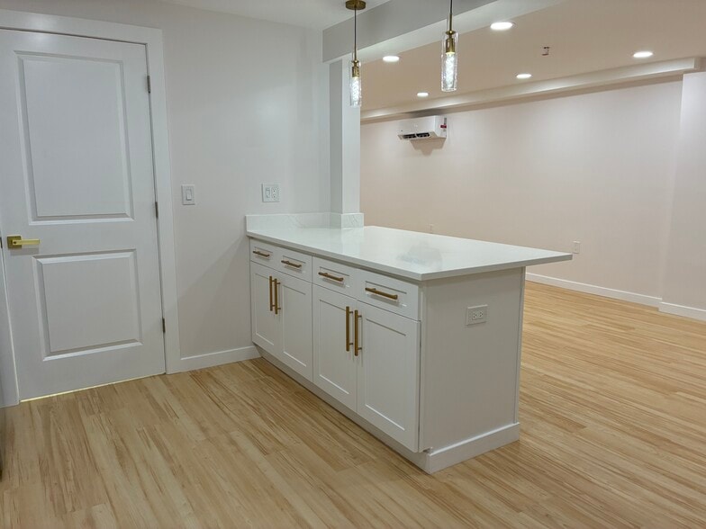 Breakfast counter - 716 11TH St