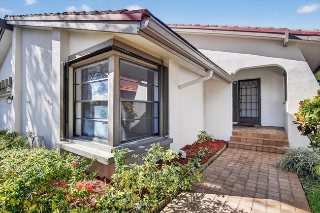 Building Photo - 661 Hollows Cir