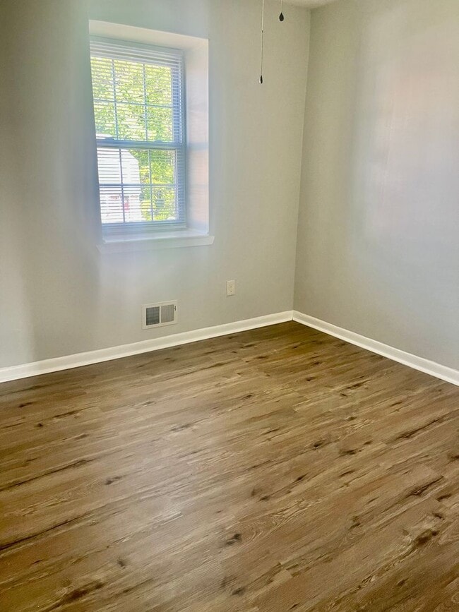 Building Photo - 3 Bedroom 2.5 Bath Unit Townhouse Frederic...