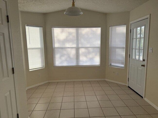 Building Photo - Great 3 Bedroom 2 Bath home with appliance...