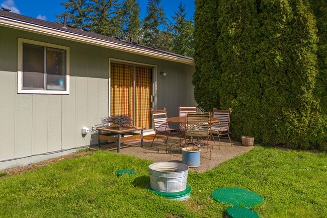 Back view of 521 159th side - 523 159th St E