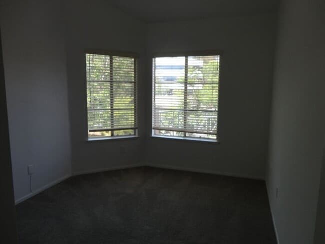 Building Photo - Gorgeous 2 + 2 Santa Fe Condo Valencia