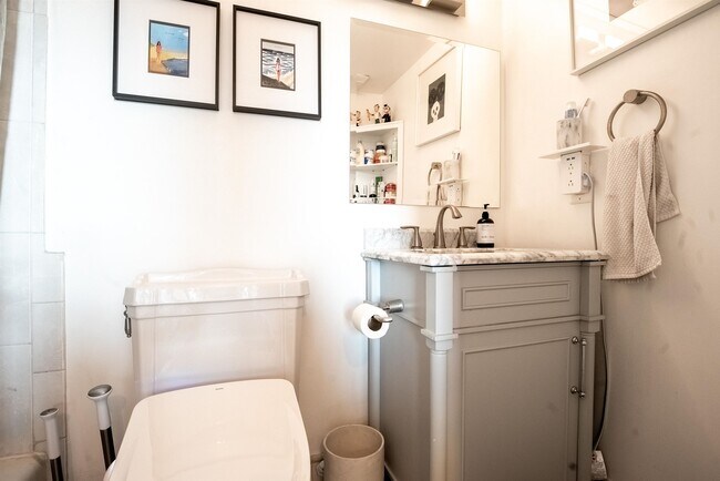 Building Photo - 154 Ogden Ave.