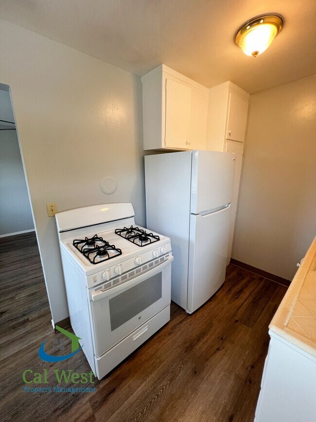 Building Photo - $1995 - Cozy 1/1 located near the Rose Garden
