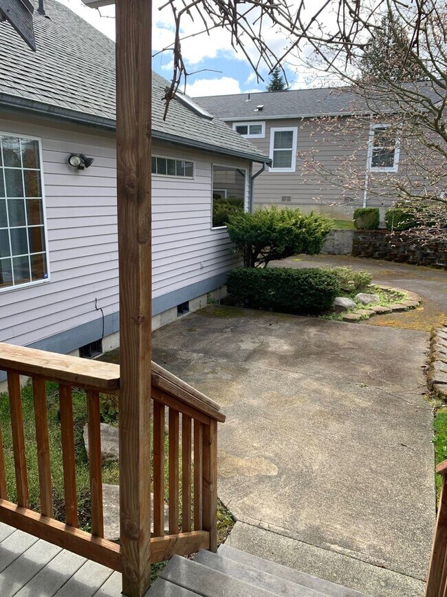 Building Photo - Well maintained 3 bed 2 bath rambler home in quiet Zenith neighborhood in Des Moines