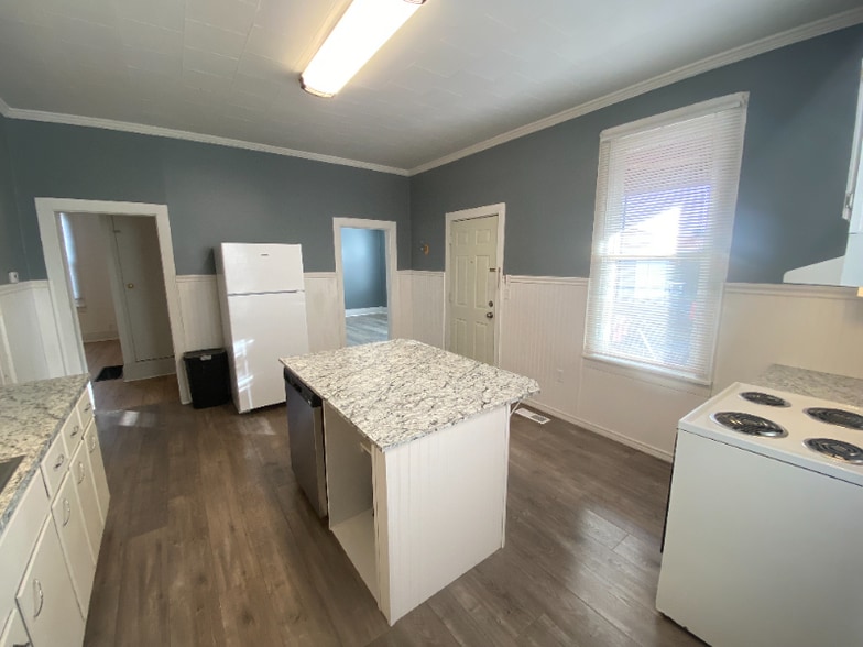 Building Photo - 412 E 7th St