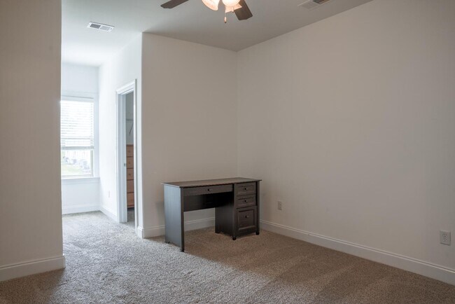 Building Photo - 446 Walker Cir