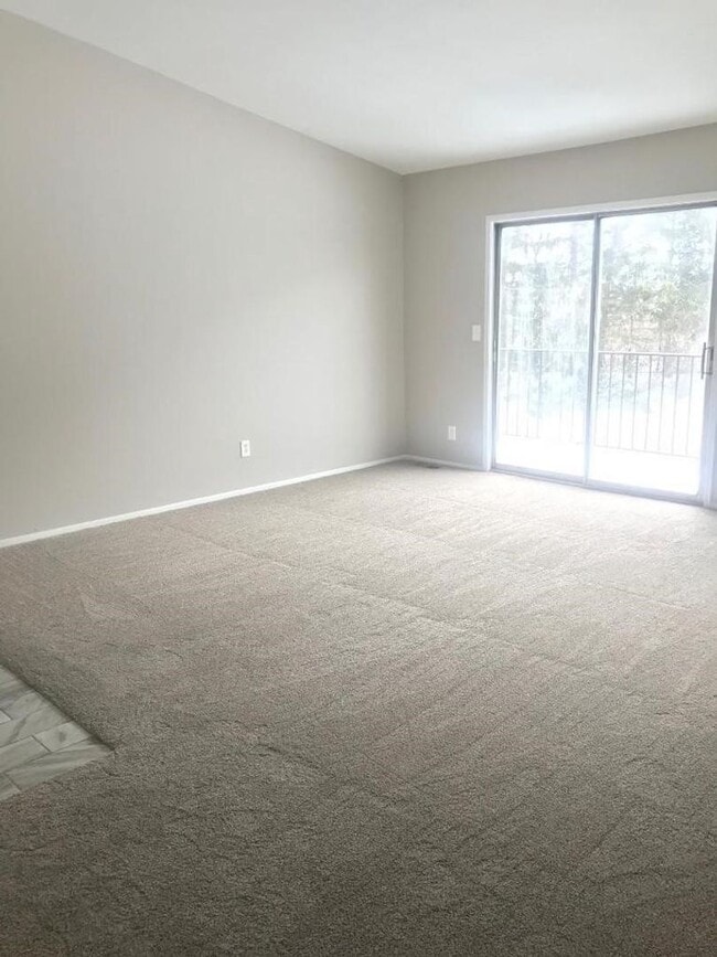 Building Photo - 2 bedroom 1 bath close to 23