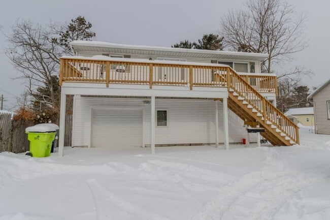 Building Photo - 933 E Front St