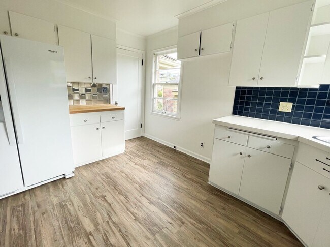Building Photo - 4bd/2ba Seattle Home