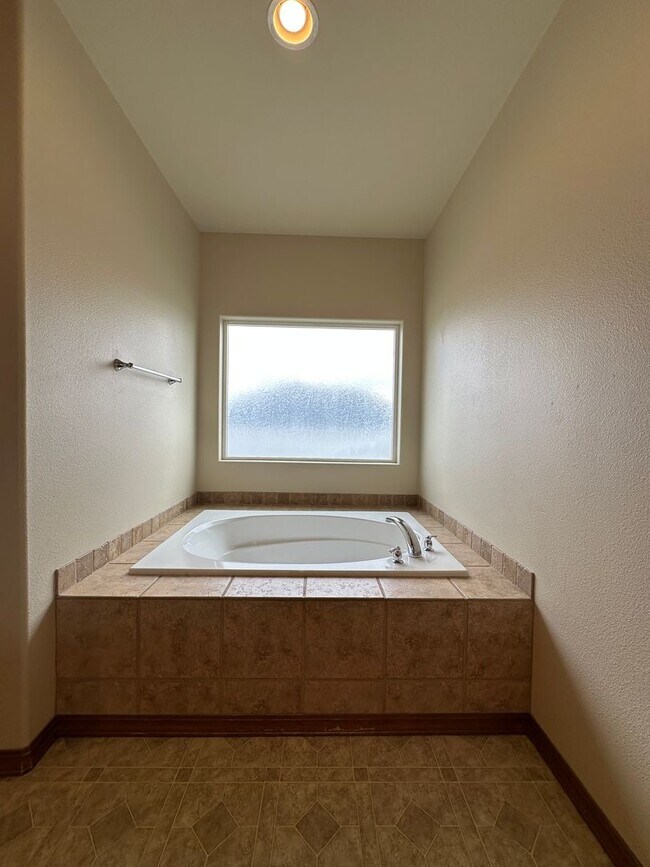 Building Photo - Luxury, One Level Living!