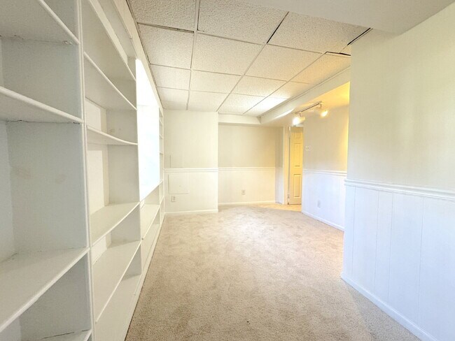 Building Photo - Lake Ridge Gem: Your Inviting Home Awaits!