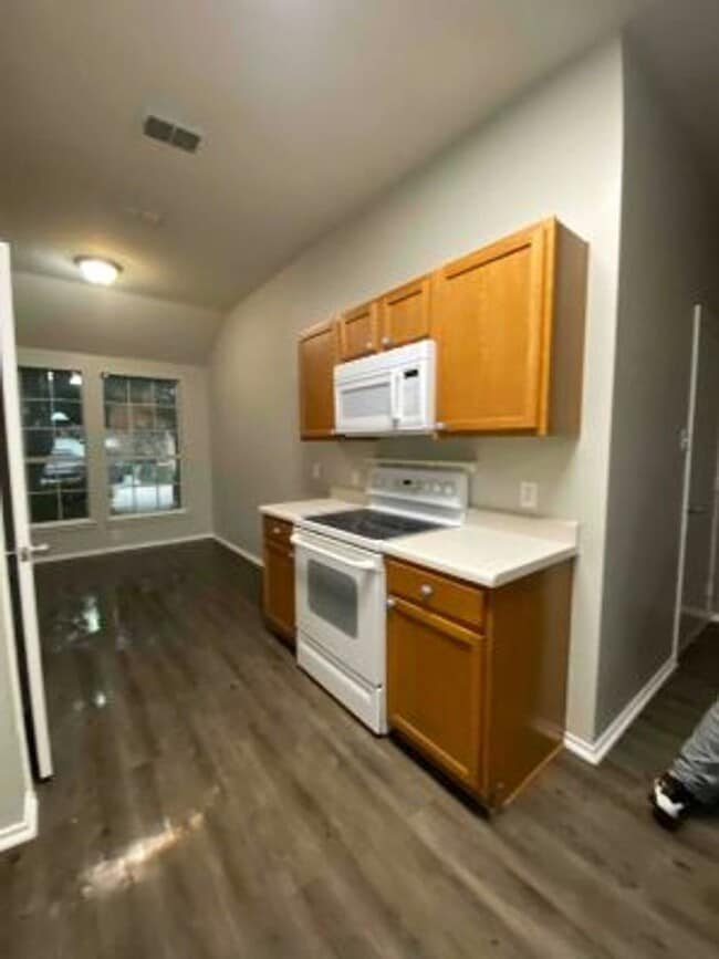 Building Photo - New flooring, ready to rent!