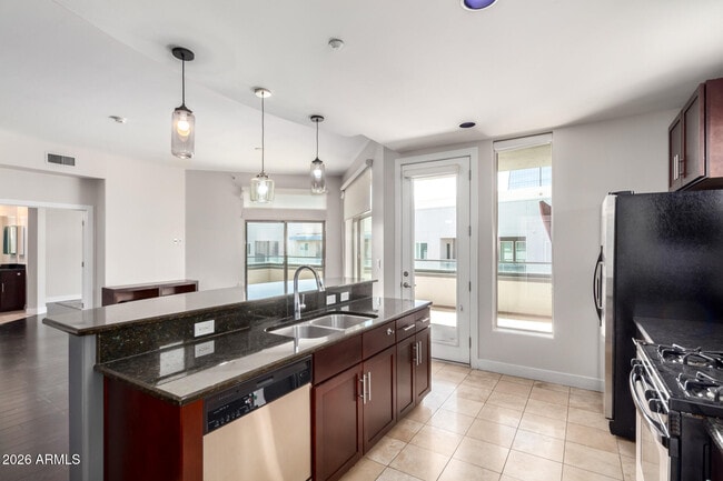 Building Photo - 945 E Playa Del Norte Dr