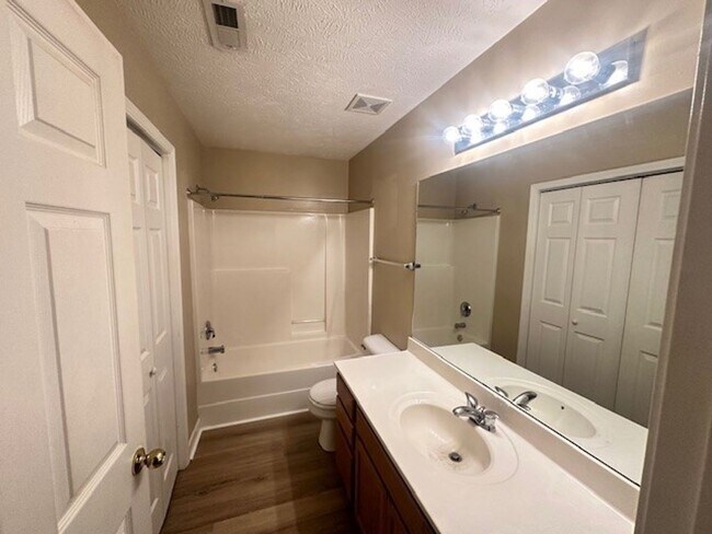 Building Photo - Beautiful renovated home in Hermitage