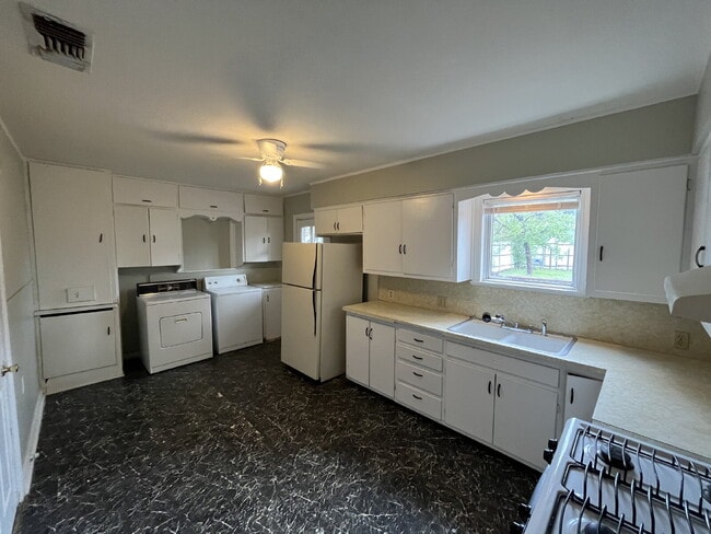 Building Photo - 2 Bed, Charm and All Bills Paid!