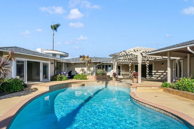 Building Photo - 5940 La Jolla Mesa Dr