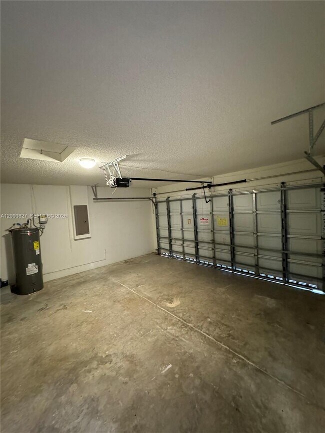 Building Photo - 4136 Pine Ridge Ln