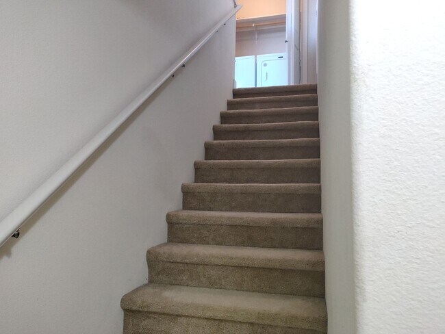 Building Photo - 331 NW Flagline Dr