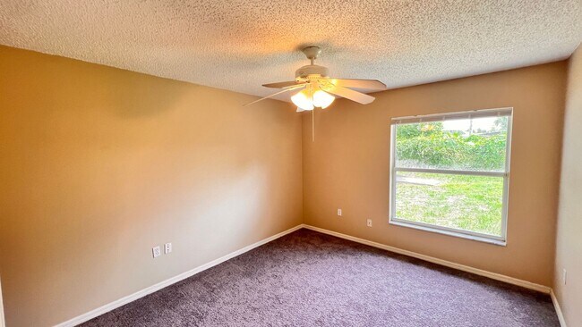 Building Photo - Huge!! 3 bedroom 2 bath in Deltona Lakes. ...