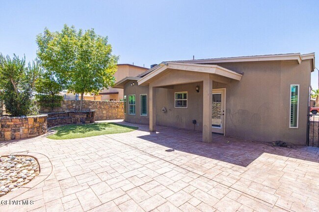 Building Photo - 3824 Loma Brisa Dr