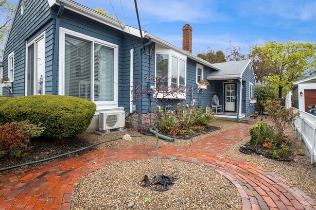 Building Photo - 13 Roosevelt Ave