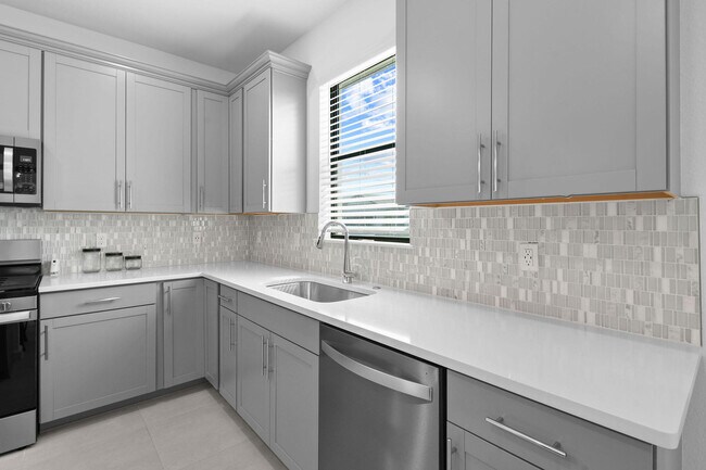 Building Photo - 758 SE Courances Dr
