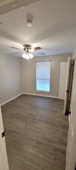 Building Photo - 858 Fountainbleau Dr
