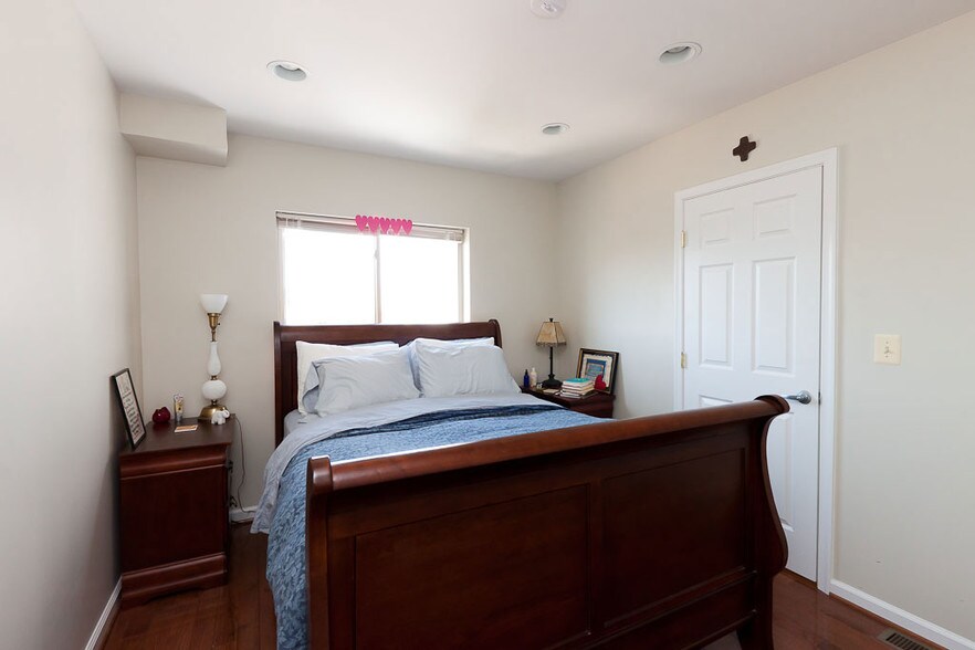1st large Bedroom - 519 16th St SE